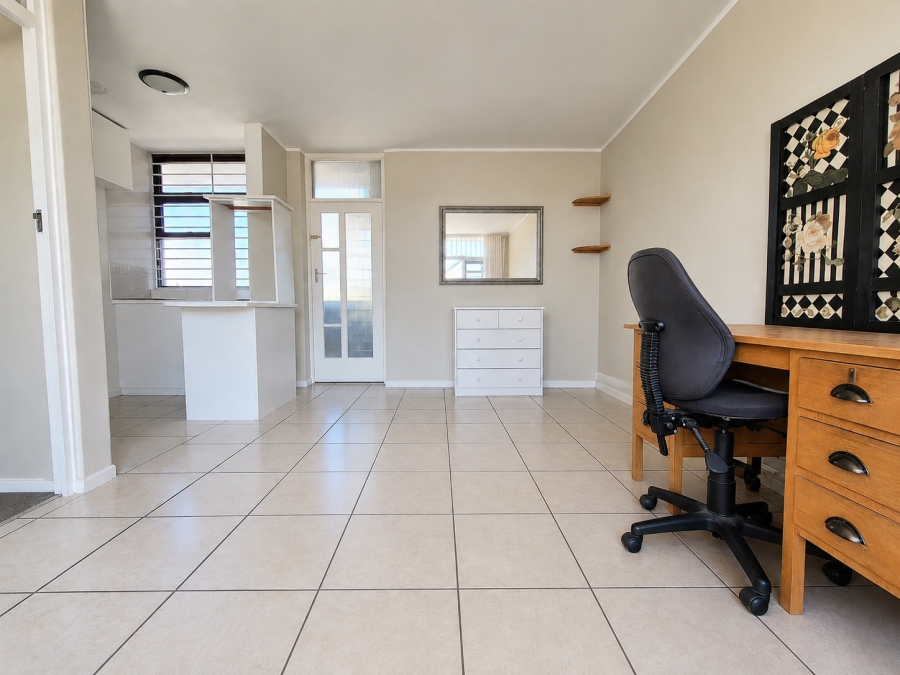 1 Bedroom Property for Sale in Wynberg Upper Western Cape